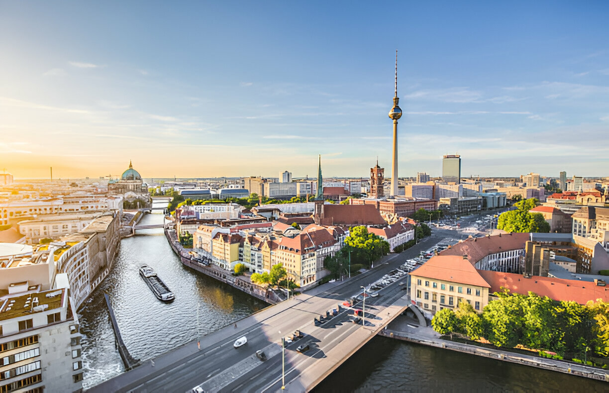 Berliner Skyline mit Fernsehturm und Spree